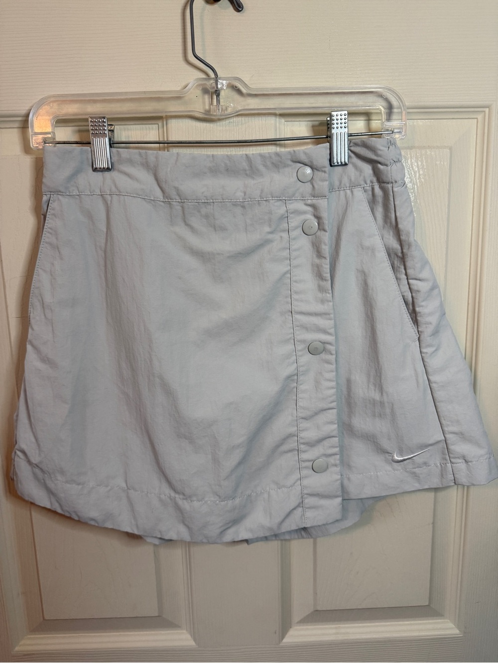 Nike Cream Colored Snap-Front Athletic Skort Woman’s Size Small - Picture 2 of 10